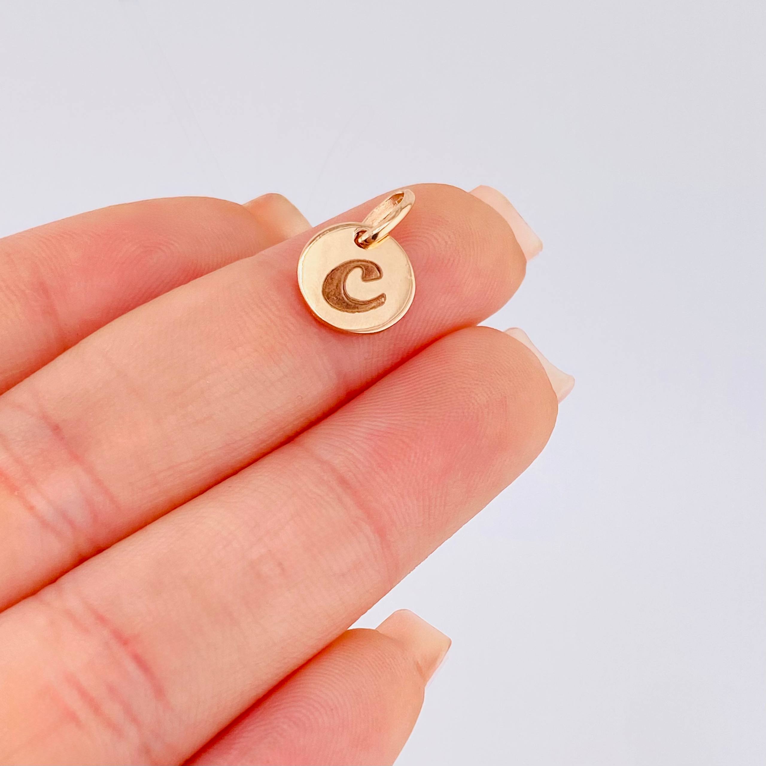 Dije Placa Letra C 0.9gr / 1.5cm / Oro Rosa 18K