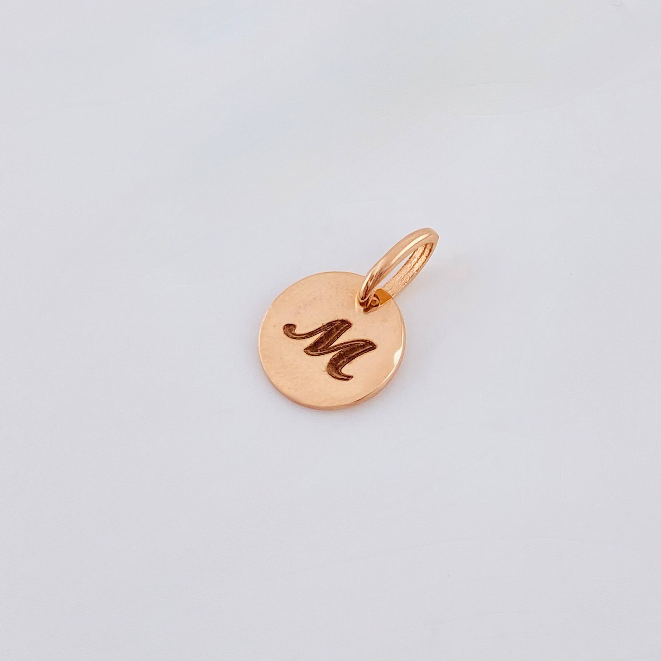 Dije Placa Letra M 0.9gr / 1.5cm / Oro Rosa 18K *