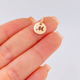Dije Placa Letra M 0.9gr / 1.5cm / Oro Rosa 18K