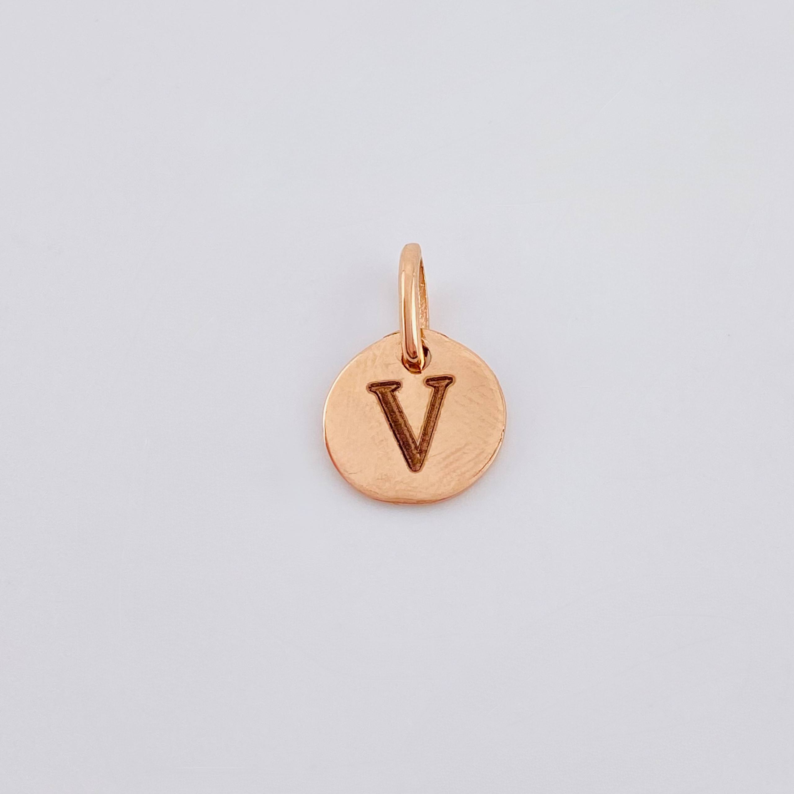 Dije Placa Letra V 0.9gr / 1.5cm / Oro Rosa 18K