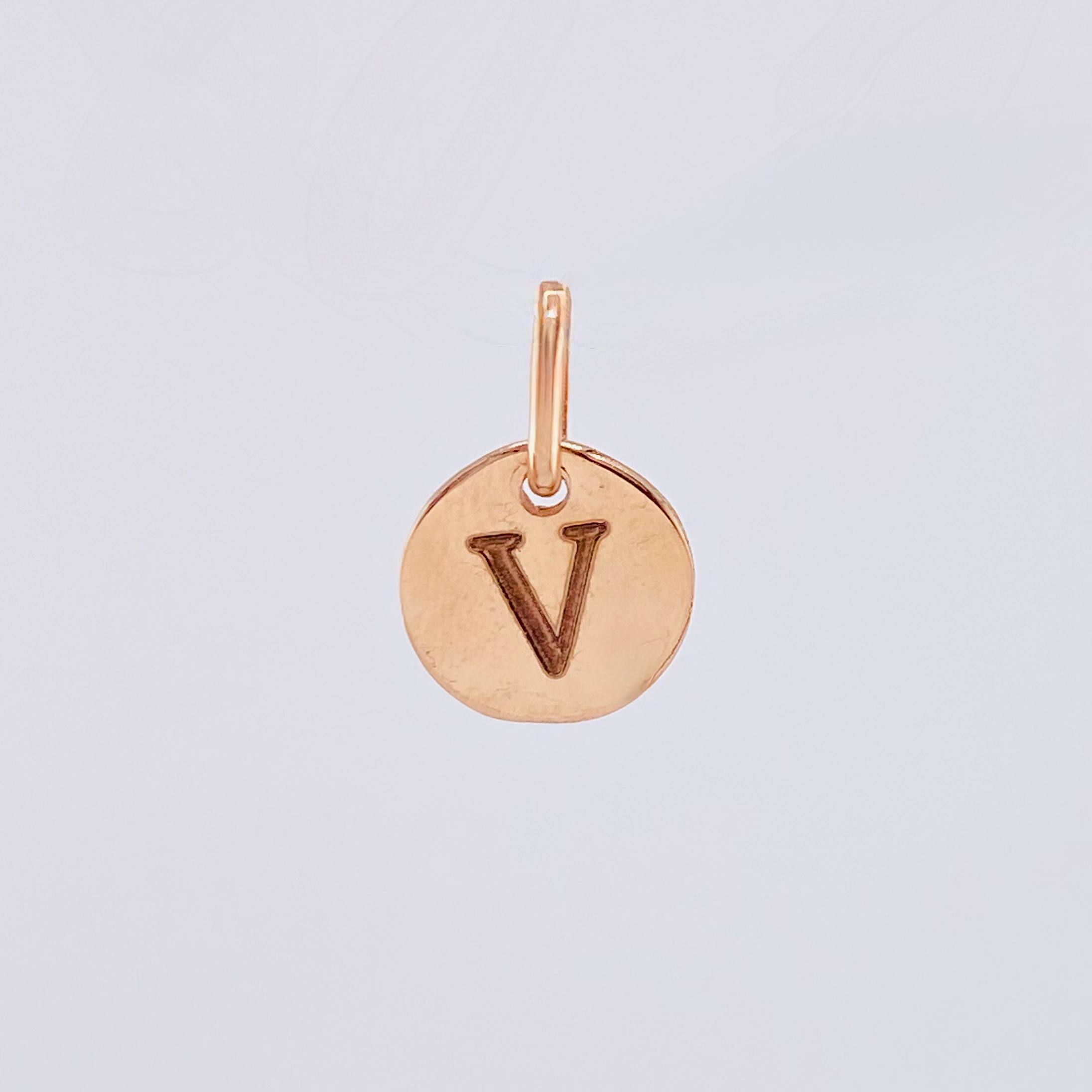 Dije Placa Letra V 0.9gr / 1.5cm / Oro Rosa 18K *