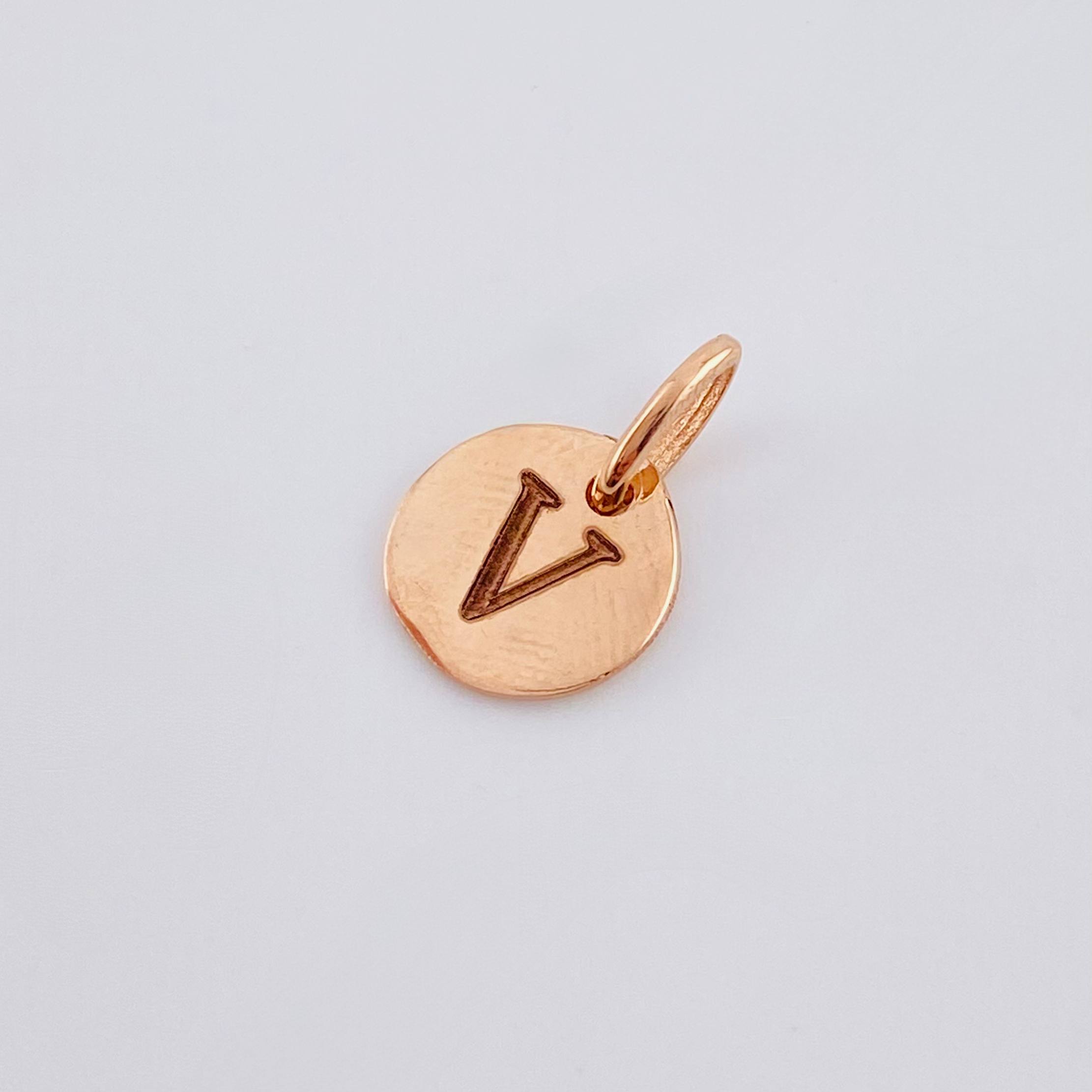 Dije Placa Letra V 0.9gr / 1.5cm / Oro Rosa 18K *