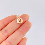 Dije Placa Letra V 0.9gr / 1.5cm / Oro Rosa 18K