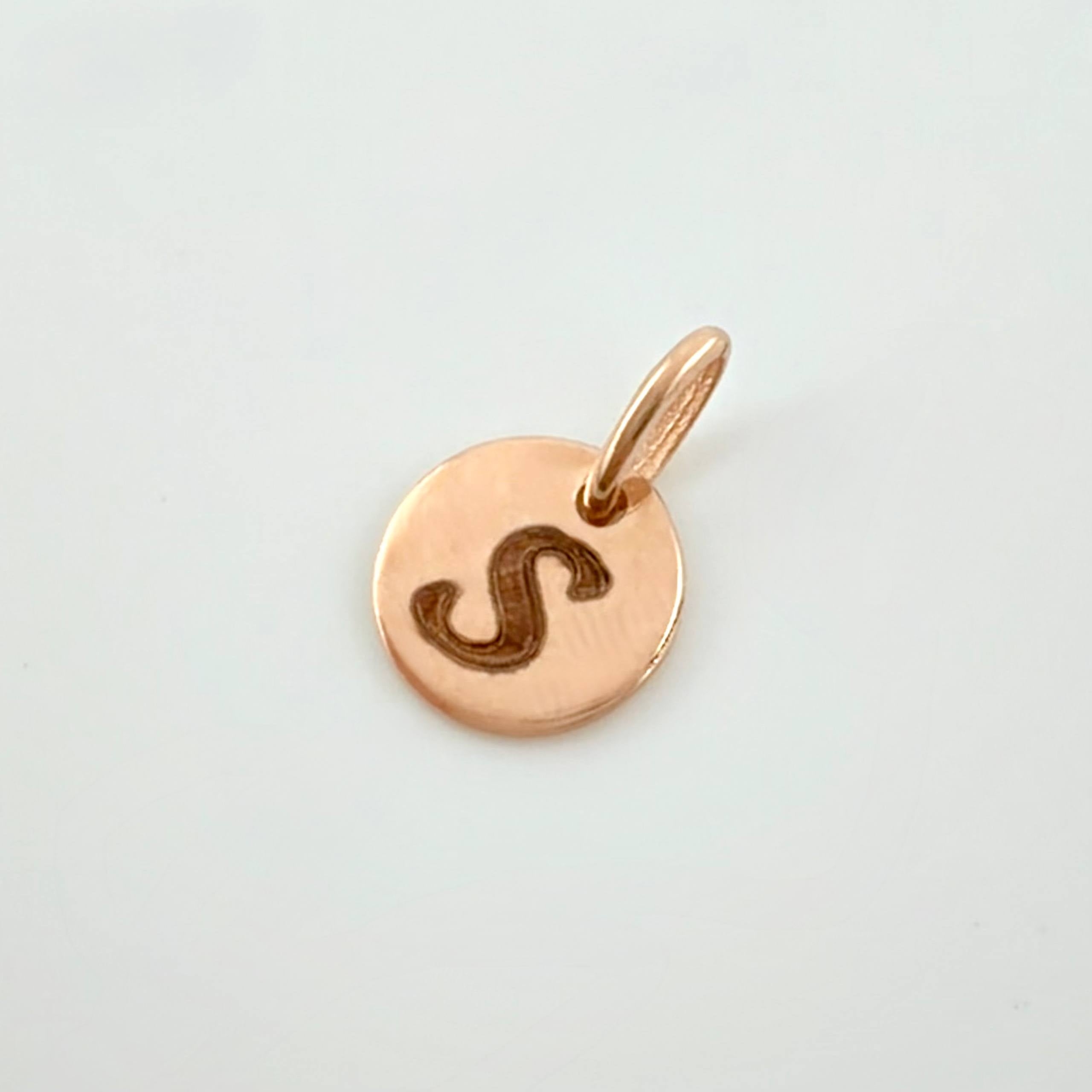 Dije Placa Letra S 0.9gr / 1.5cm / Oro Rosa 18K