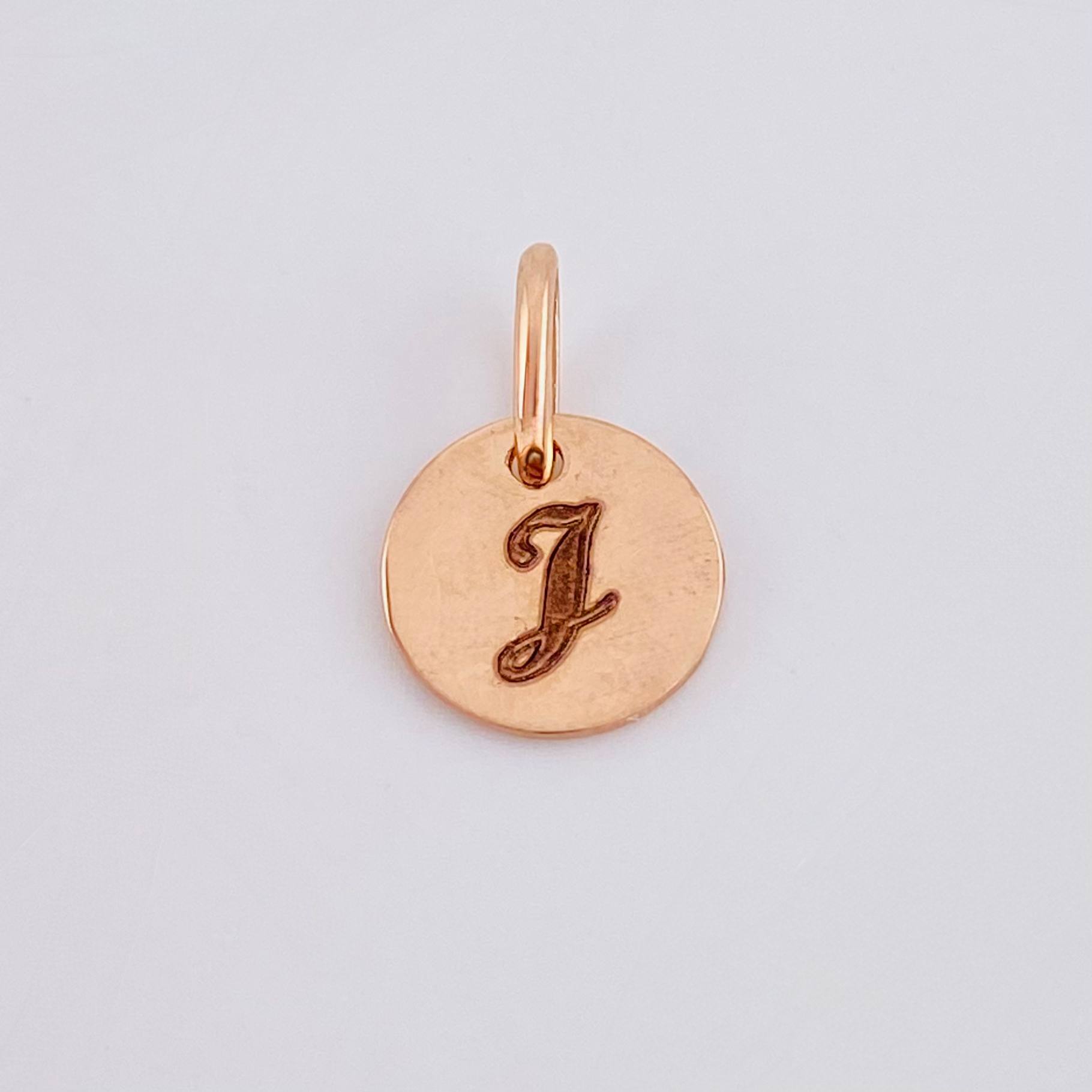 Dije Placa Letra J 0.9gr / 1.5cm / Oro Rosa 18K *
