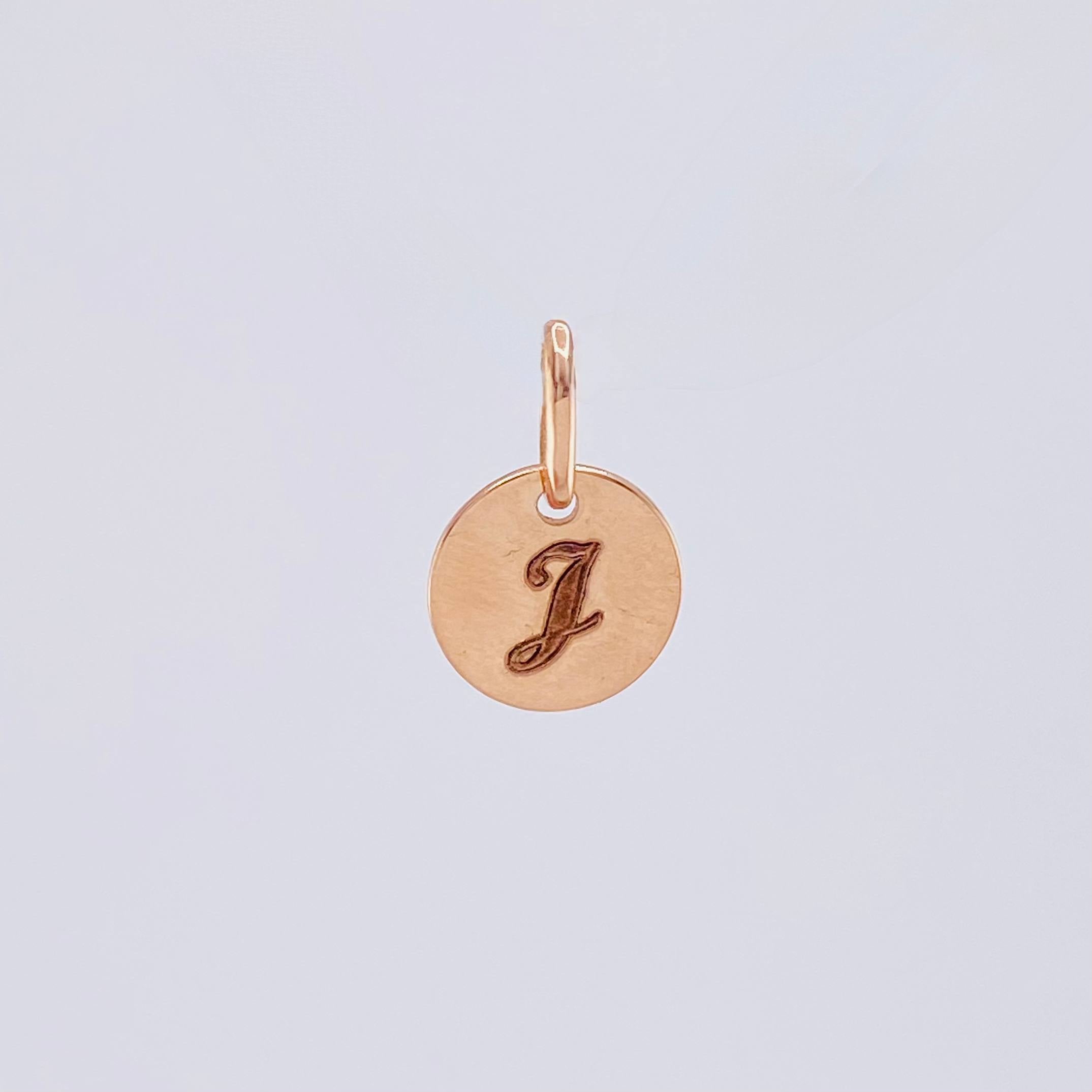 Dije Placa Letra J 0.9gr / 1.5cm / Oro Rosa 18K *
