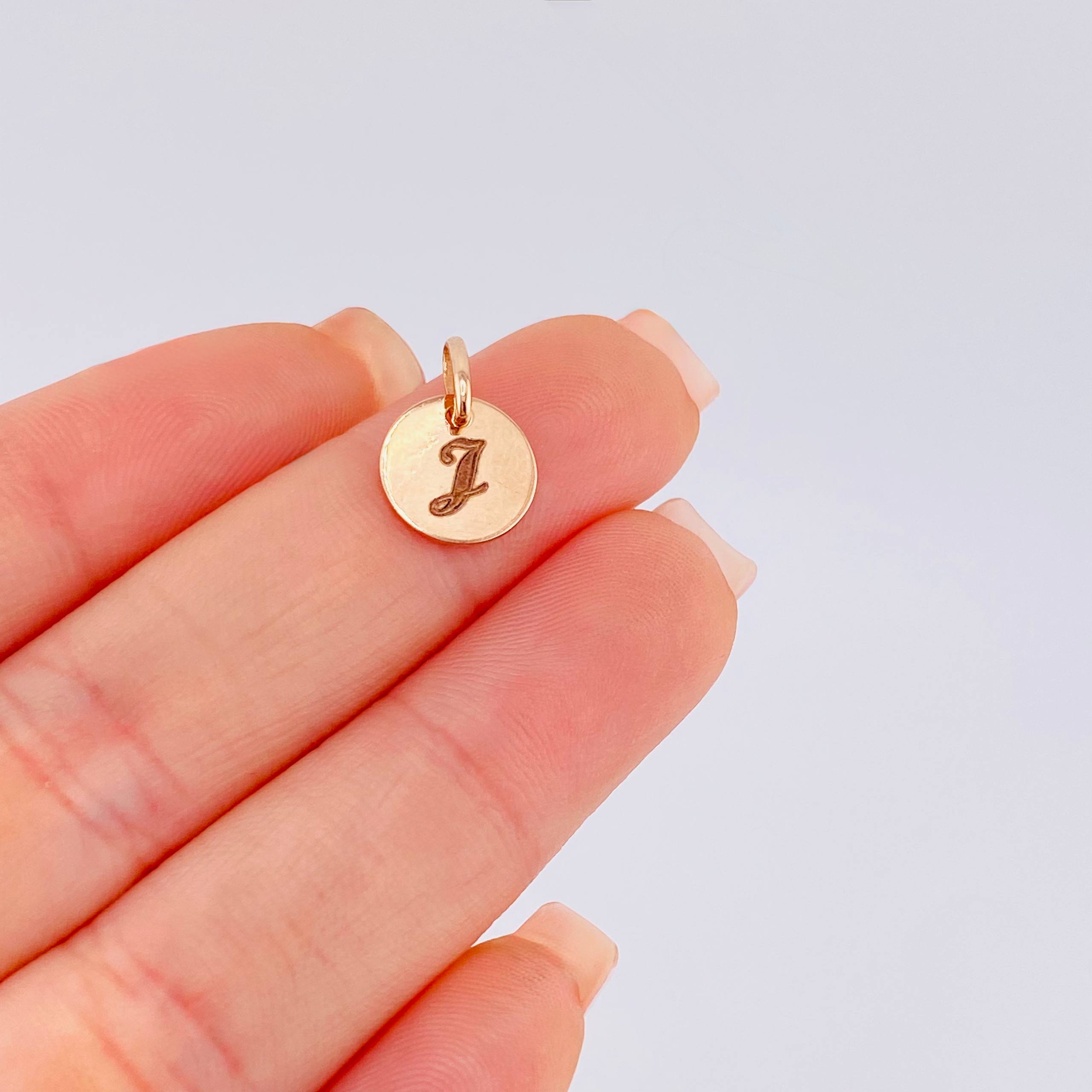 Dije Placa Letra J 0.9gr / 1.5cm / Oro Rosa 18K *