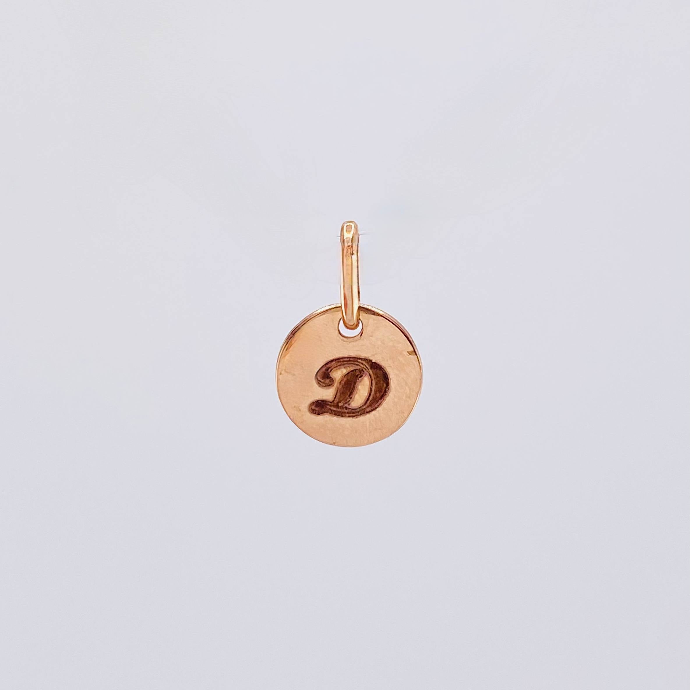 Dije Placa Letra D 0.9gr / 1.5cm / Oro Rosa 18K *