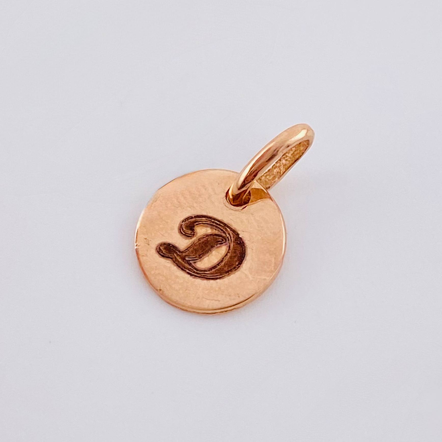 Dije Placa Letra D 0.9gr / 1.5cm / Oro Rosa 18K *