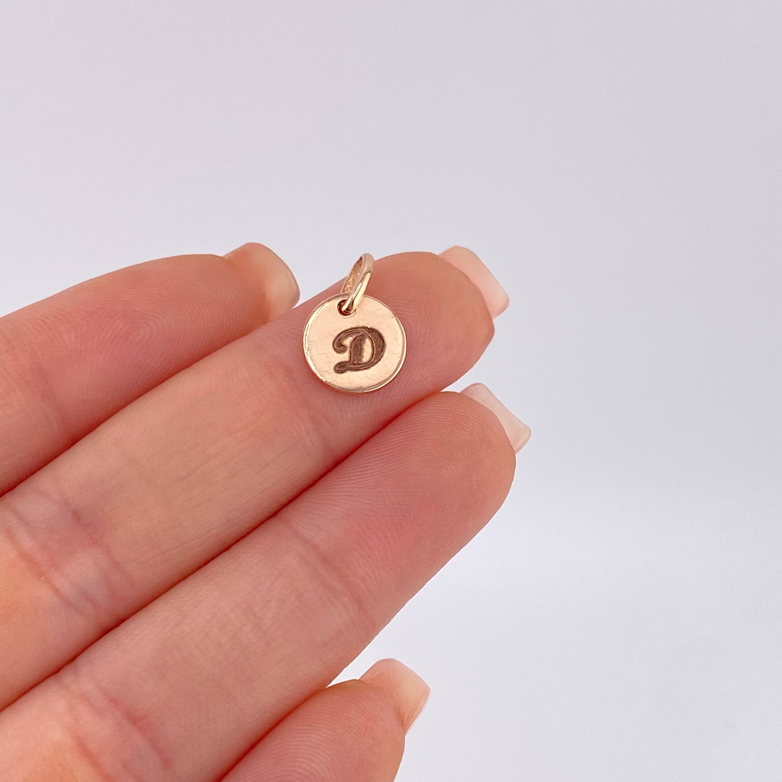 Dije Placa Letra D 0.85gr / 1.5cm / Oro Rosa 18K ©