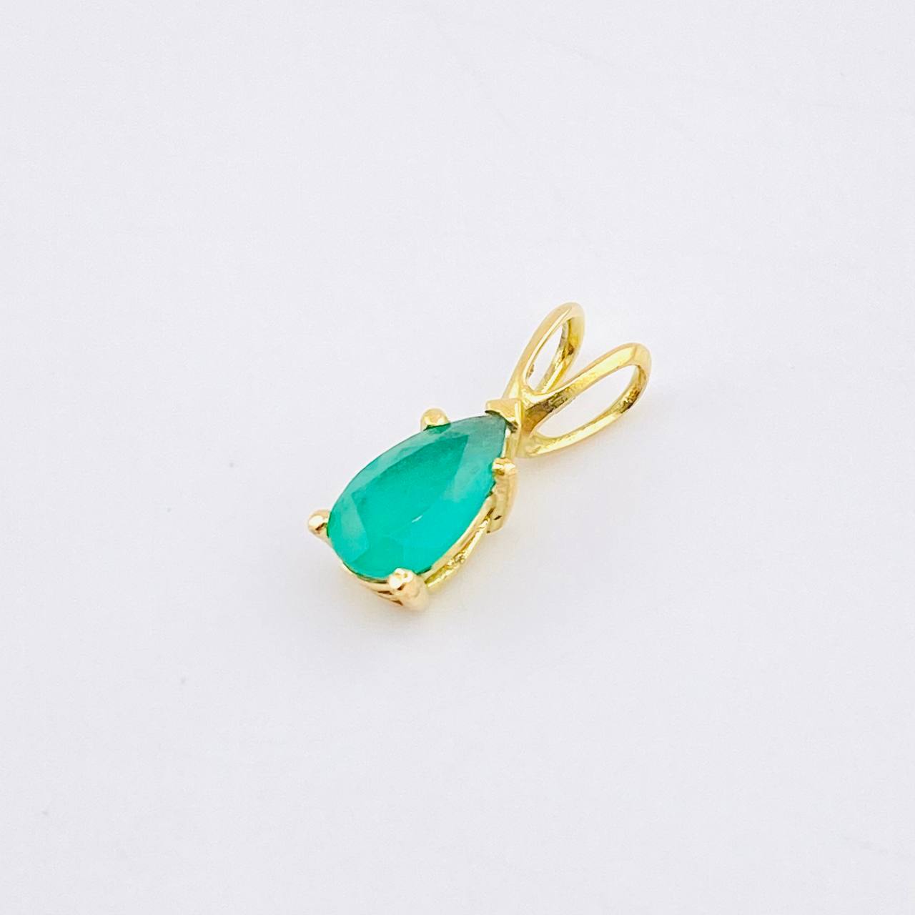 Dije Gota Esmeraldas 1 Qts 1.2gr / 1.6cm / Oro Amarillo 18K