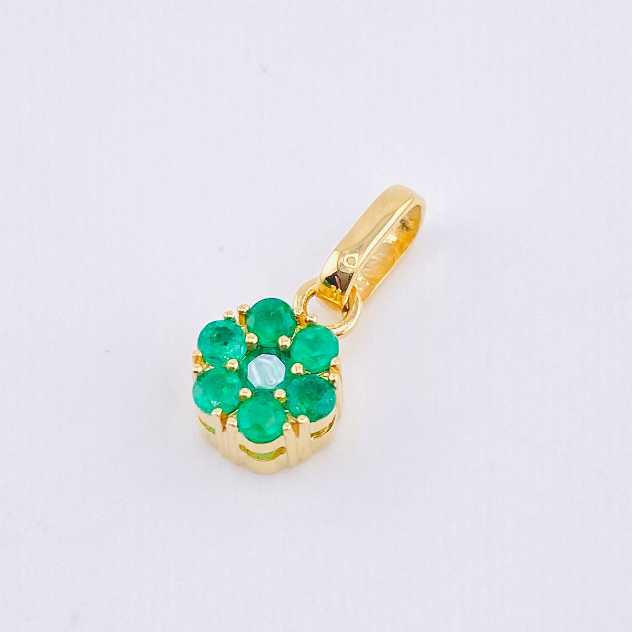 Dije Flor Hexagonal 21pts Esmeraldas 1.05gr / 1.4cm / Oro Amarillo 18K *