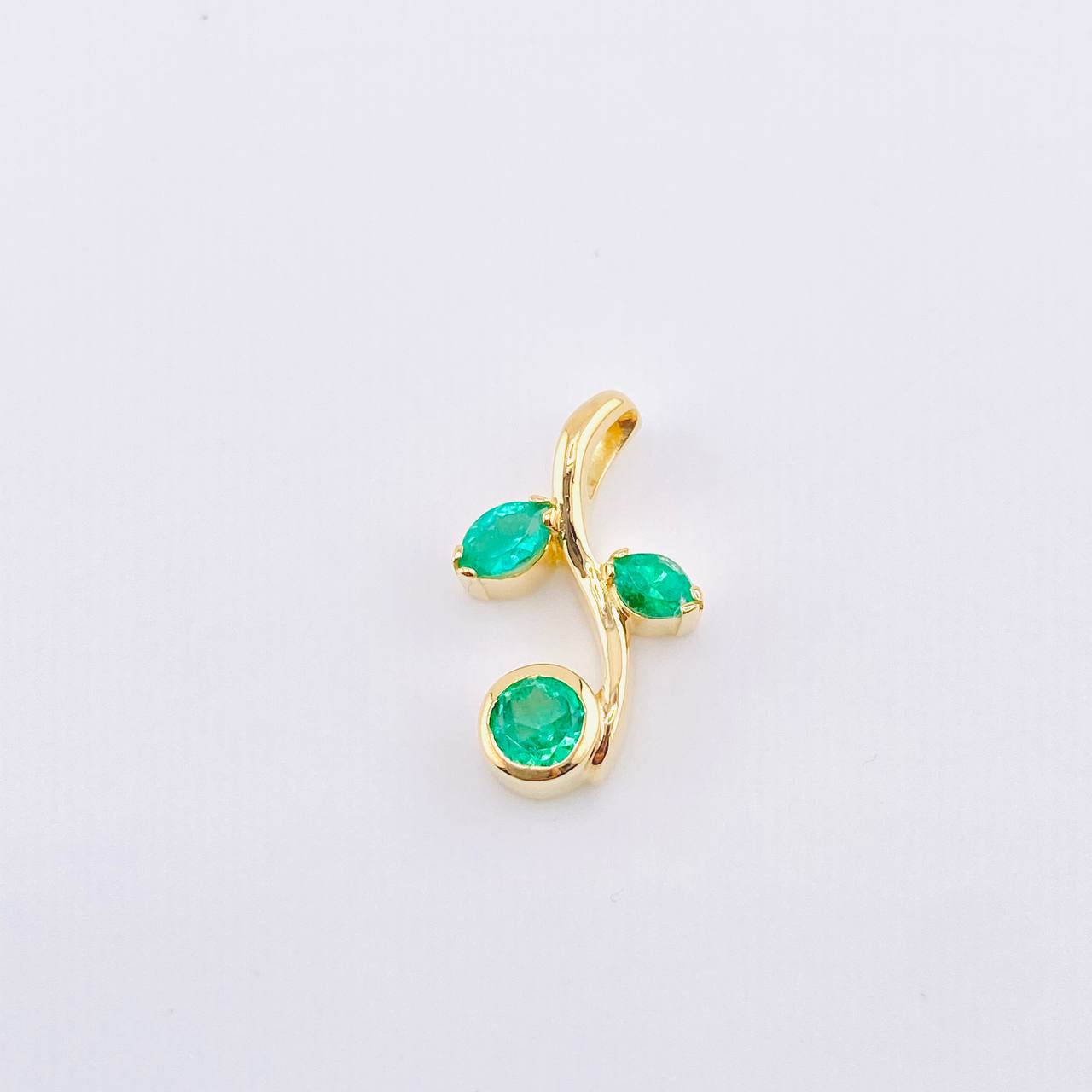 Dije Flor Esferica Esmeraldas 86pts 2.95gr / 2cm / Oro Amarillo 18K ©