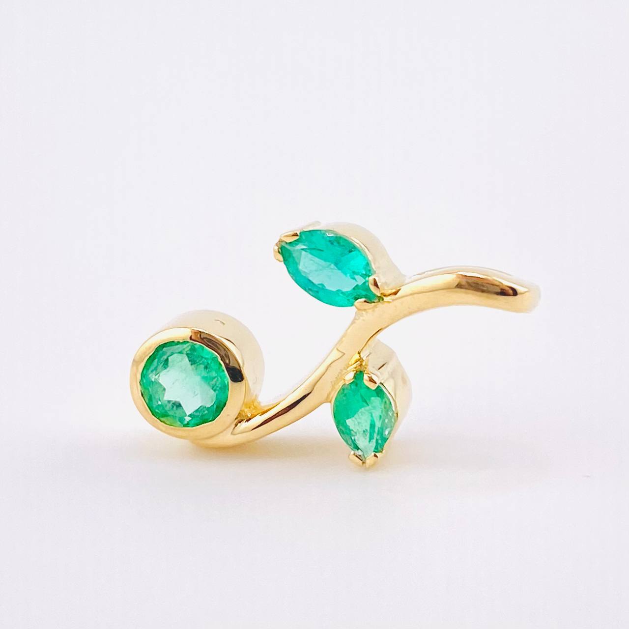 Dije Flor Esferica Esmeraldas 86pts 2.95gr / 2cm / Oro Amarillo 18K ©