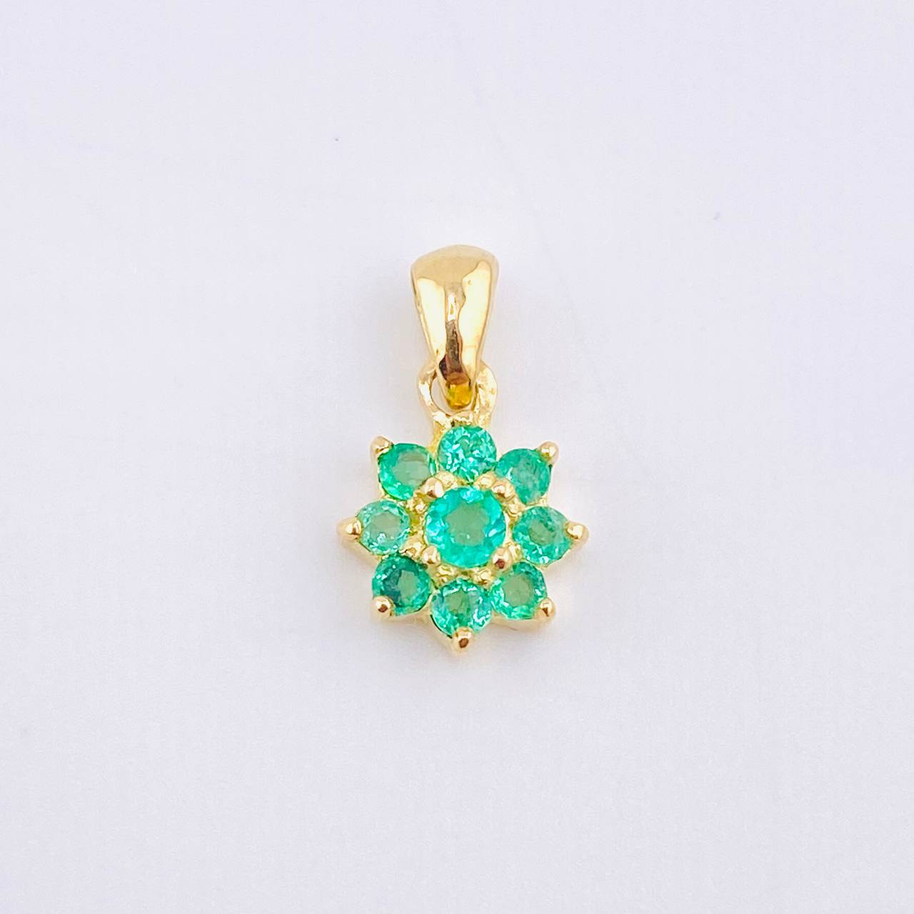 Dije Flor Nevada Esmeraldas 28pts 0.95gr / 1.3cm / Oro Amarillo 18K ©