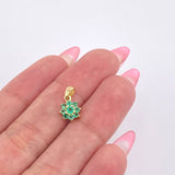 Dije Flor Nevada Esmeraldas 28pts 0.95gr / 1.3cm / Oro Amarillo 18K ©