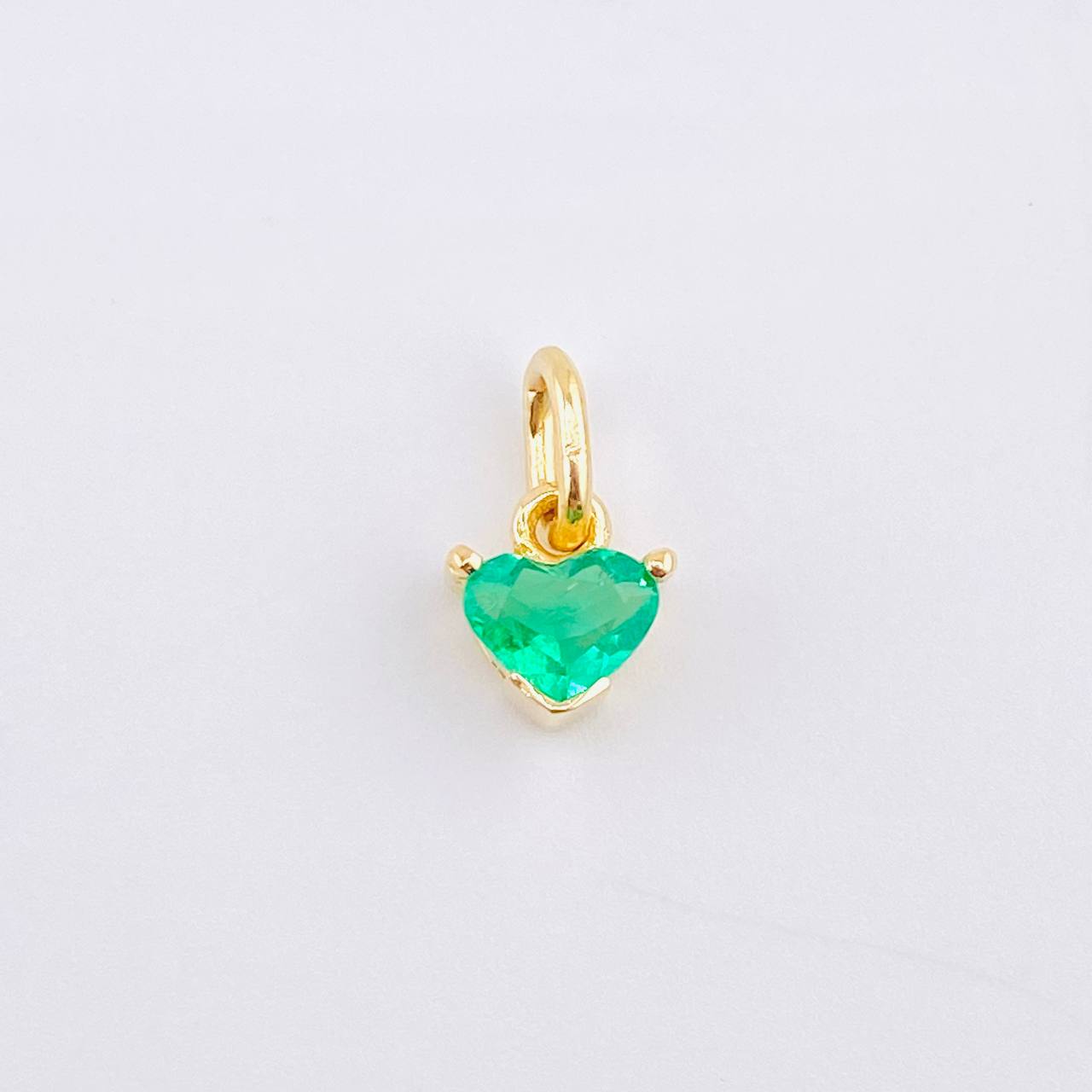 Dije Corazón Bordeado Esmeralda 35pts 0.6gr / 1cm / Oro Amarillo 18K ©