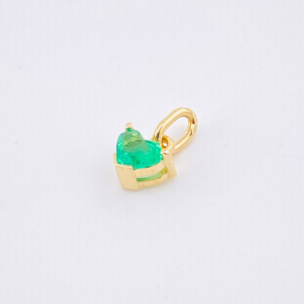 Dije Corazón Bordeado Esmeralda 35pts 0.6gr / 1cm / Oro Amarillo 18K ©