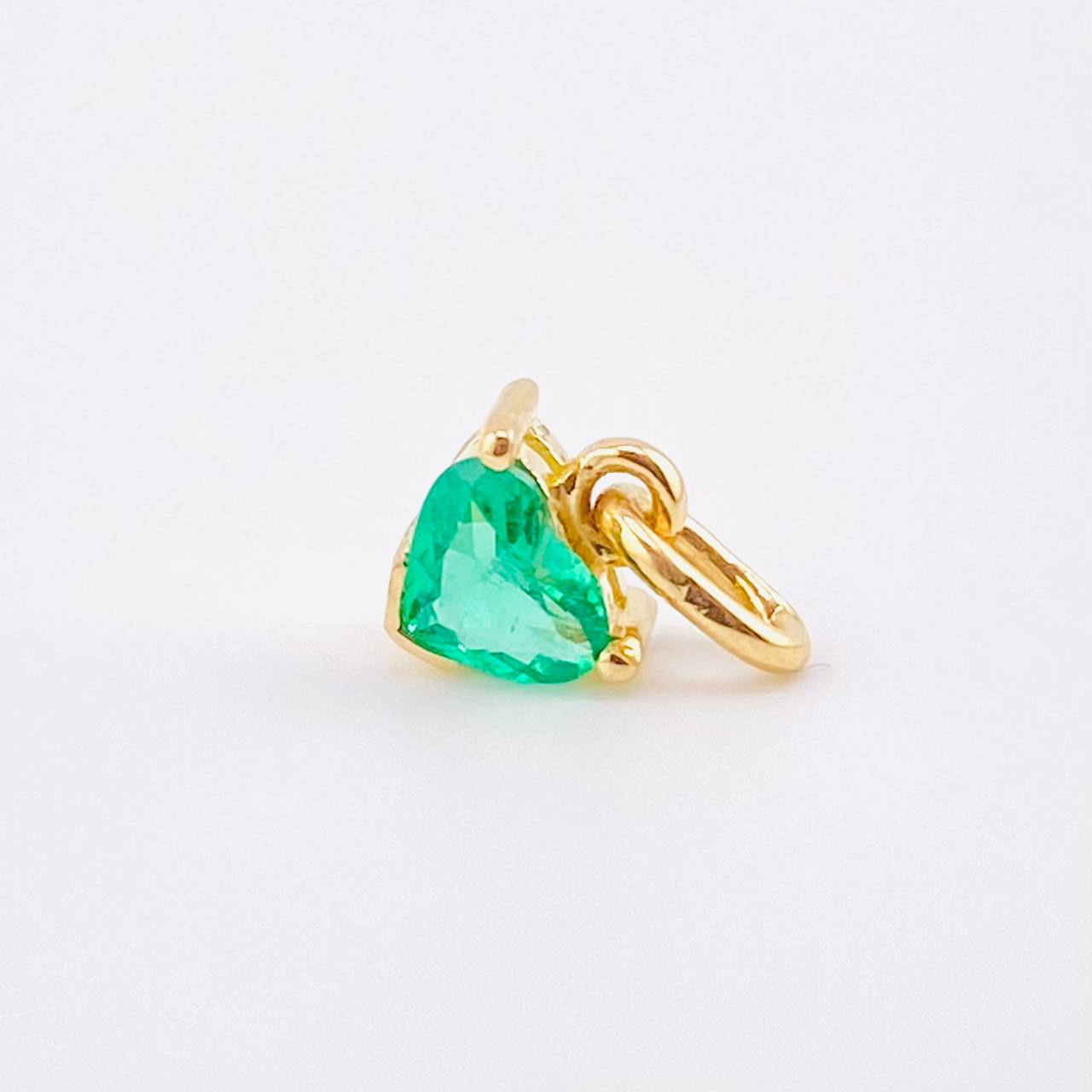 Dije Corazón Bordeado Esmeralda 30pts 0.5gr / 1cm / Oro Amarillo 18K ©