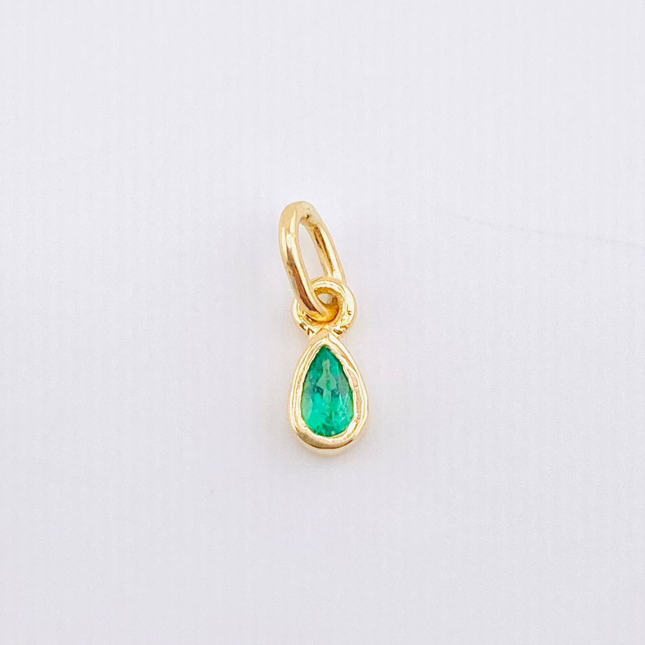 Dije Gota Esmeraldas 22pts 0.65gr / 1.1cm / Oro Amarillo 18K ©