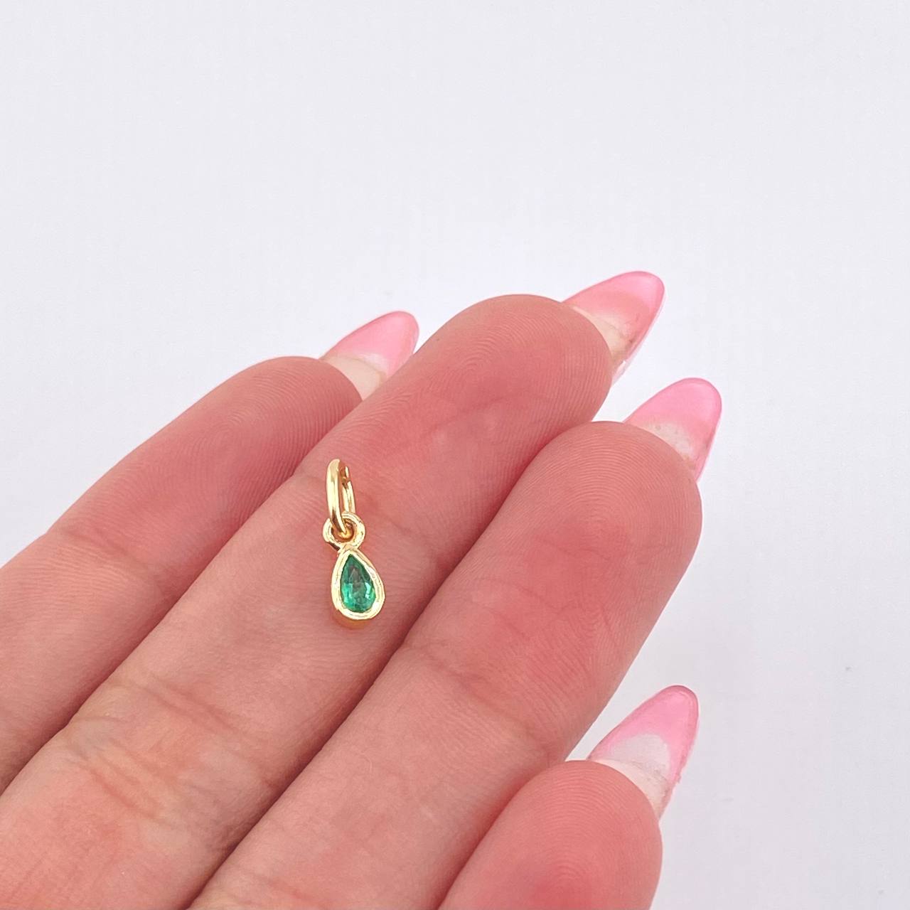 Dije Gota Esmeraldas 22pts 0.65gr / 1.1cm / Oro Amarillo 18K ©