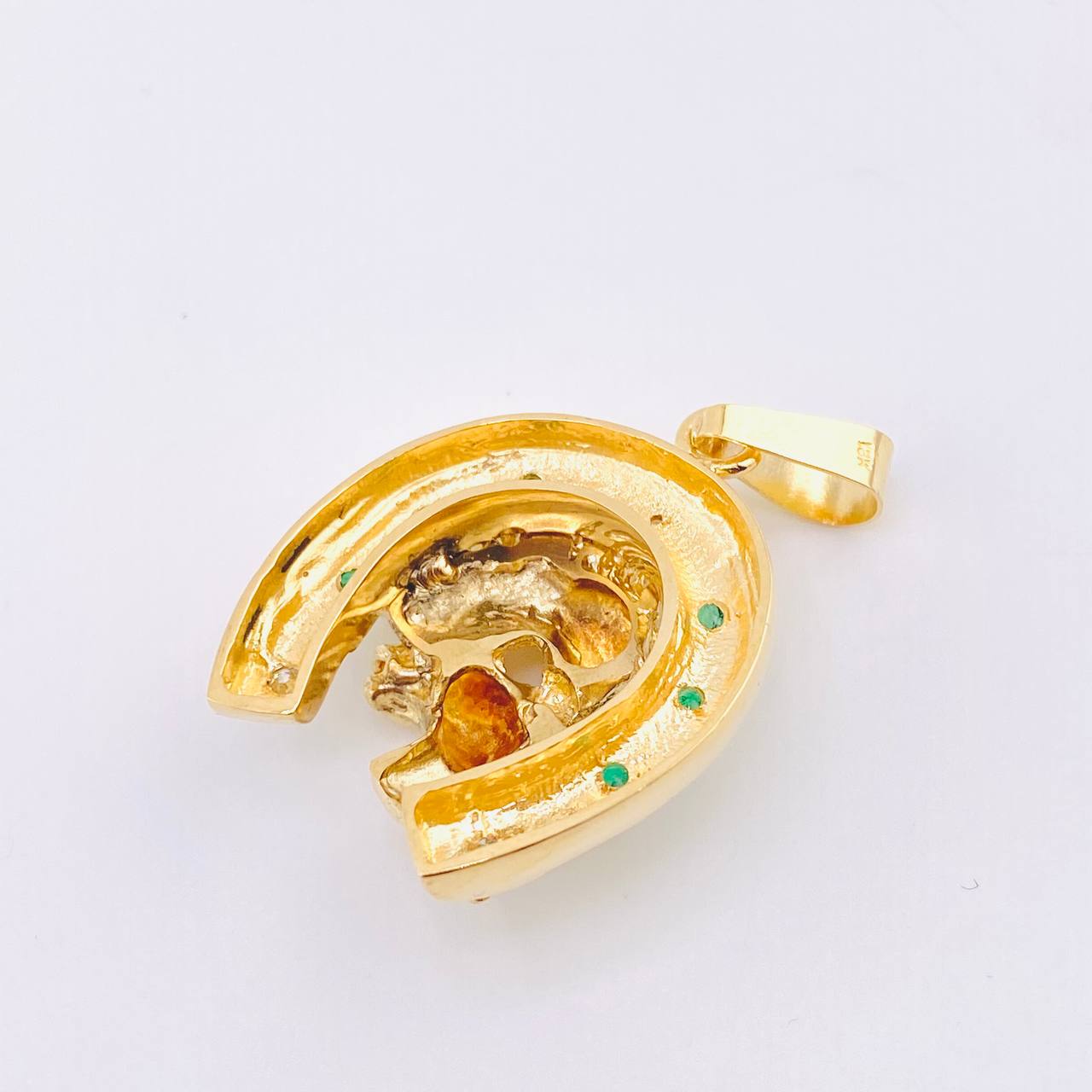 Dije Herradura Caballo Esmeraldas 80pts Diamantes 45pts 18.55gr / 4.5cm / Oro Amarillo 18K ©