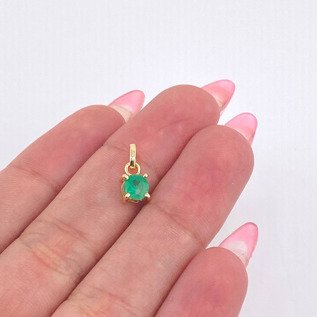 Dije Circulo Esmeralda 48pts 0.55gr / 1cm / Oro Amarillo 18K ©
