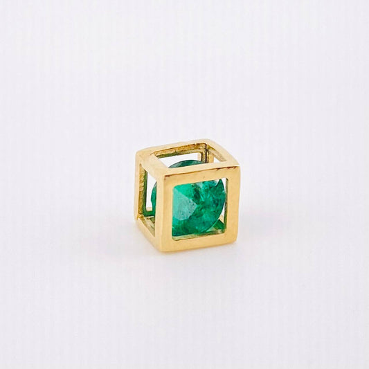 Dije Cubo Esmeralda 63pts 0.7gr / 0.6cm / Oro Amarillo 18K ©