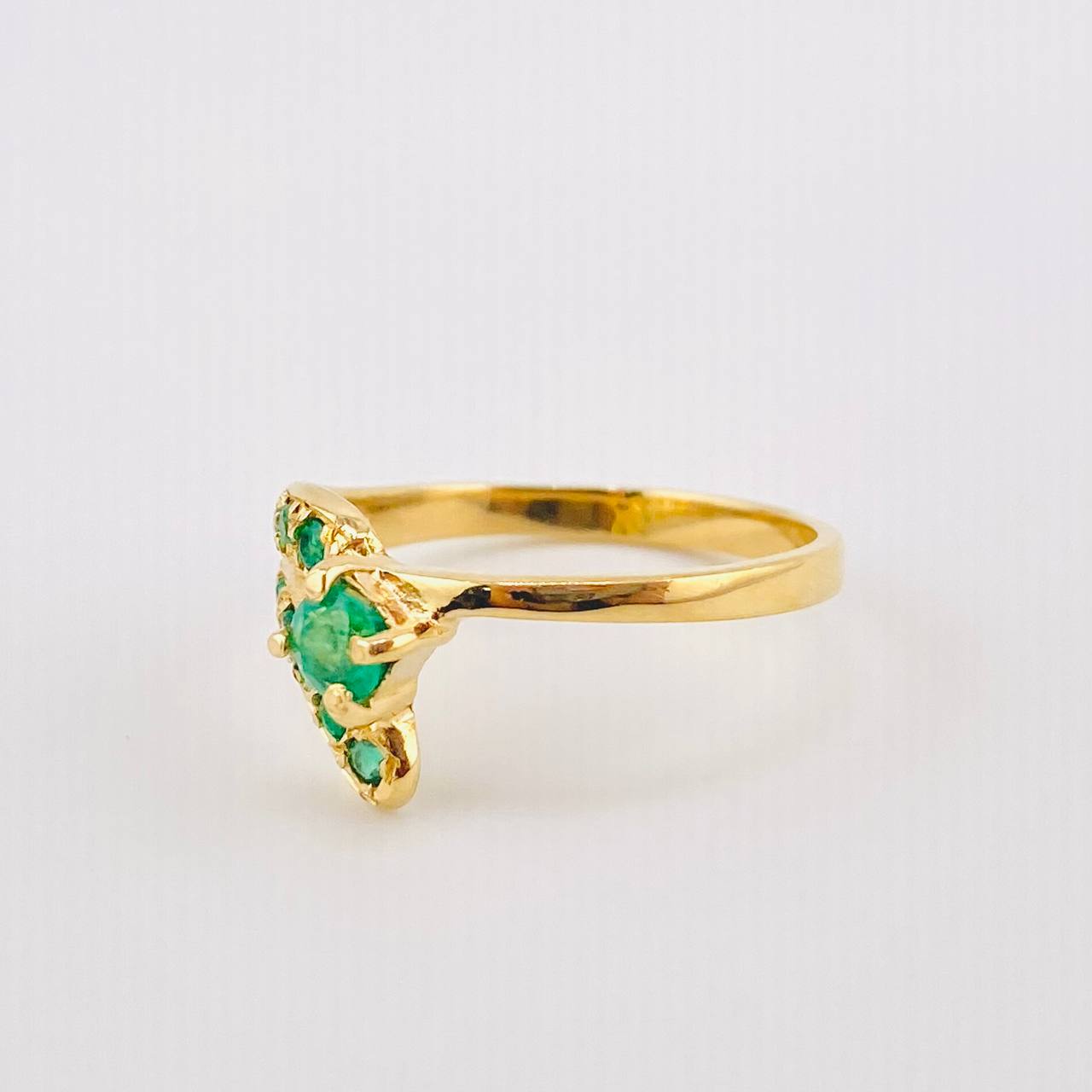 Anillo Olas Abultadas Esmeraldas 80pts 3gr / T7 3/4 / Oro Amarillo 18K ©