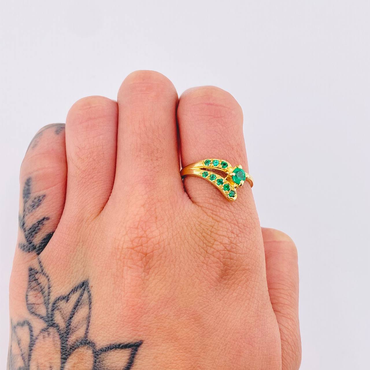 Anillo Olas Abultadas Esmeraldas 80pts 3gr / T7 3/4 / Oro Amarillo 18K ©