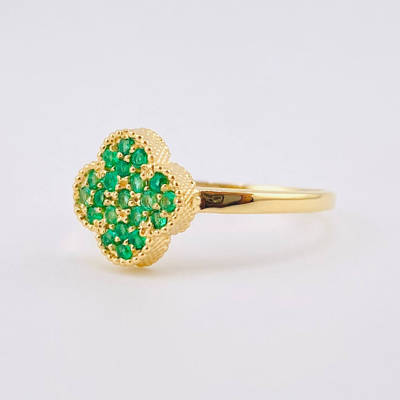 Anillo Trebol Tupido Esmeraldas 33pts 2.9gr / T8 / Oro Amarillo 18K ©