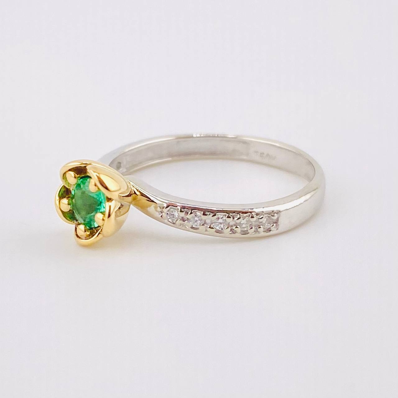 Anillo Flor Fulminante Esmeralda 23pts Diamantes 14pts 3.1gr / T6 1/2 / Dos Oros Amarillo Blanco 18K ©