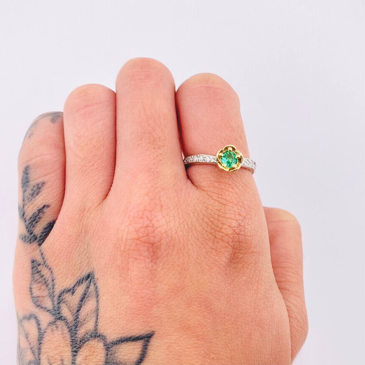 Anillo Flor Fulminante Esmeralda 23pts Diamantes 14pts 3.1gr / T6 1/2 / Dos Oros Amarillo Blanco 18K ©