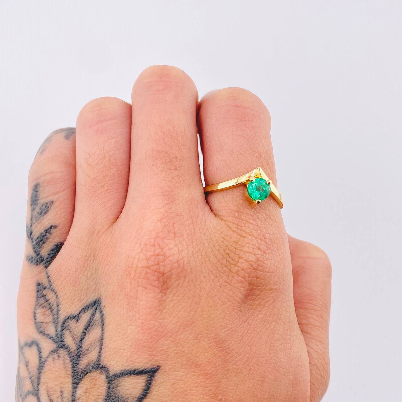 Anillo Flecha Centrada Esmeralda 68pts 2.9gr / T7 1/4 / Oro Amarillo 18K ©