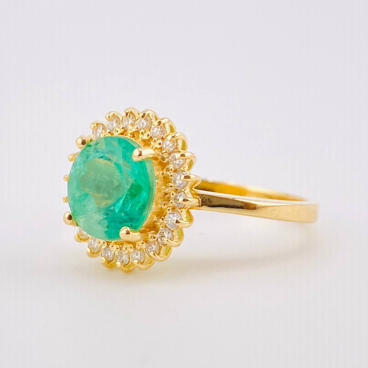 Anillo Girasol Esmeralda 2.93 Qts Diamantes 22pts 5.35gr / T7 1/4 / Oro Amarillo 18K ©