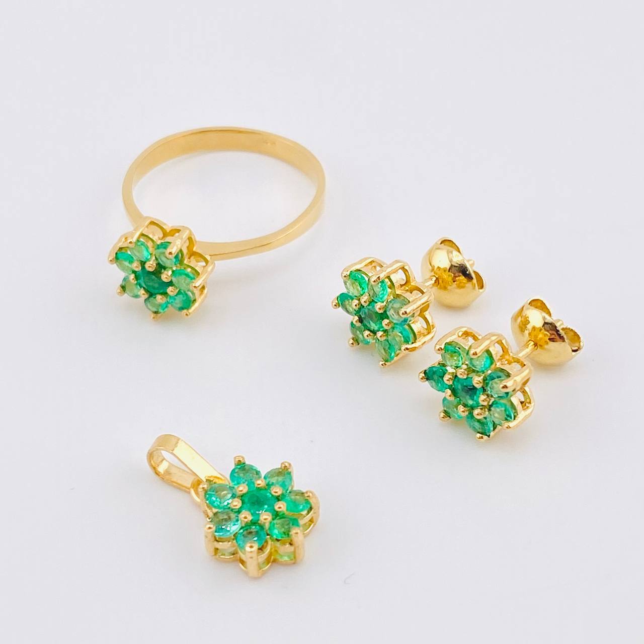 Set Prado De Flores - Topos 1cm - Dije 1.6cm - Anillo T7 1/4 Esmeraldas 1.2 Qts 8.05gr / Oro Amarillo 18K ©