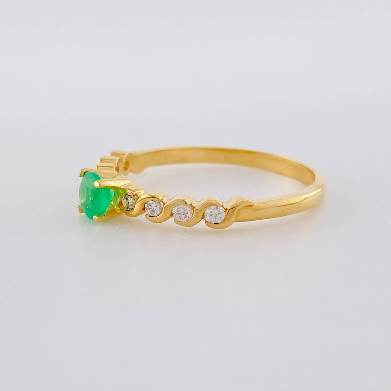 Anillo Solitario Constelación Esmeraldas 26Pts, Diamantes 16Pts 2.3 g / T8 Oro Amarillo 18K