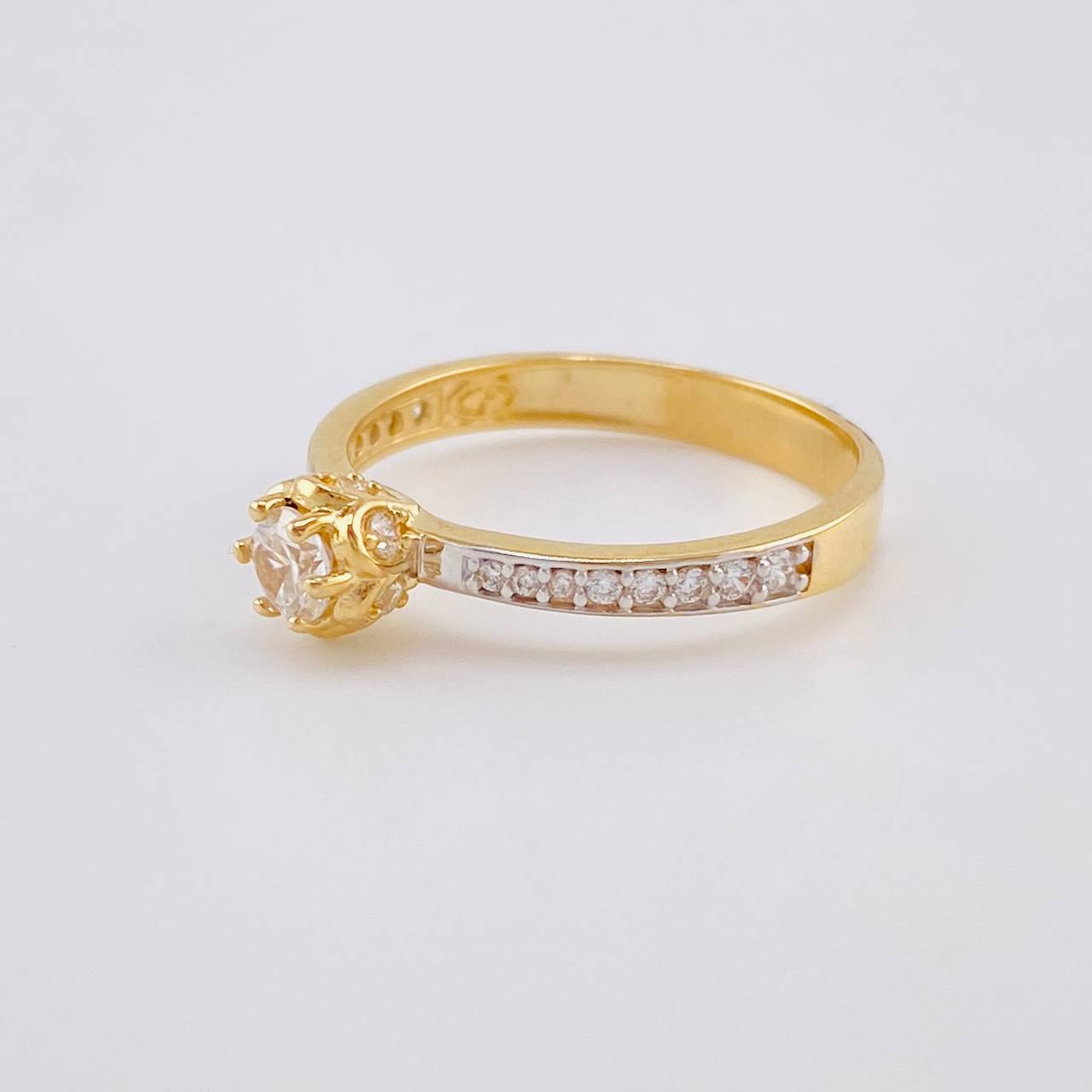Anillo Solitario Cetro Floreado 2.85 g / T7 1/2 Dos Oros Amarillo Blanco 18K