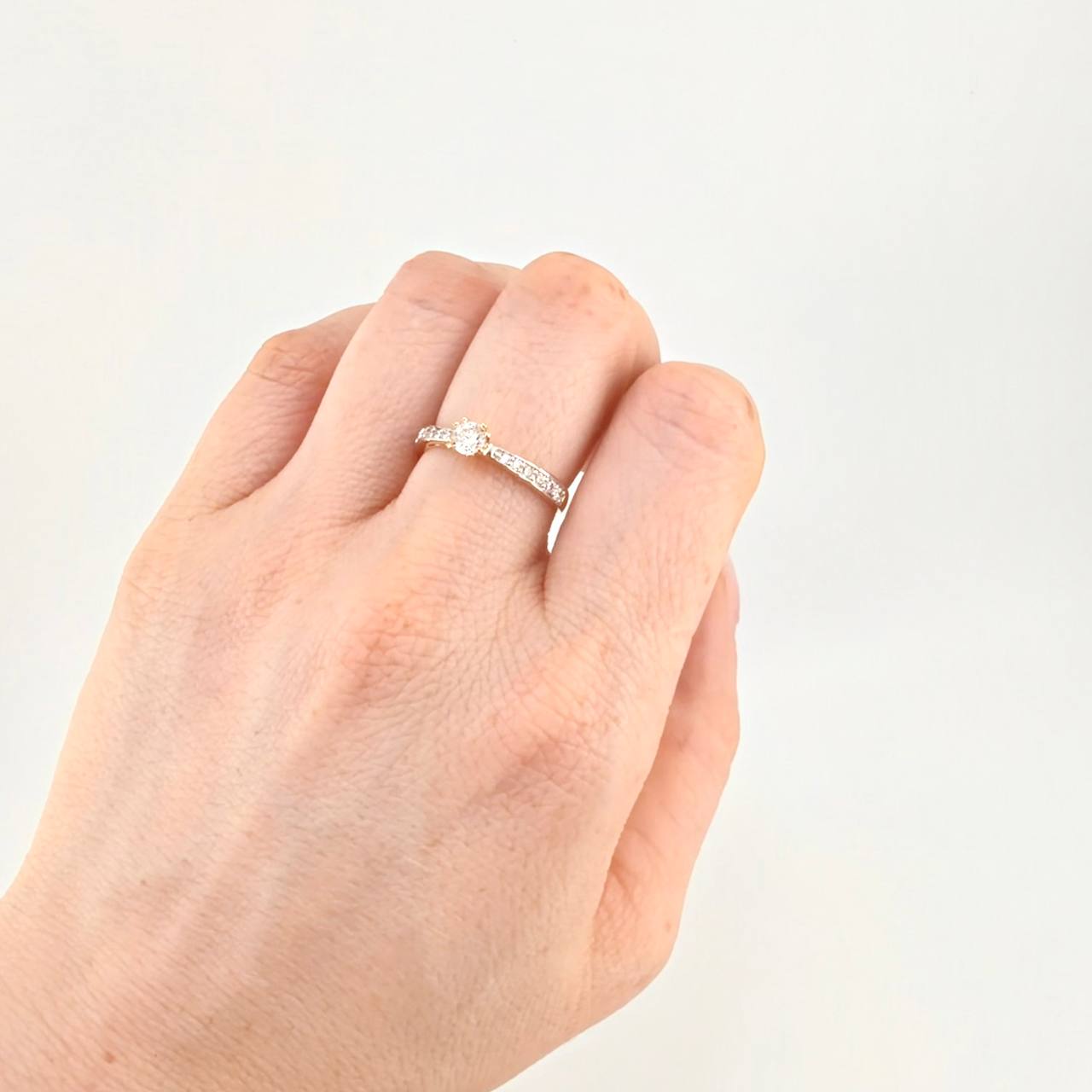 Anillo Solitario Cetro Floreado 2.85 g / T7 1/2 Dos Oros Amarillo Blanco 18K