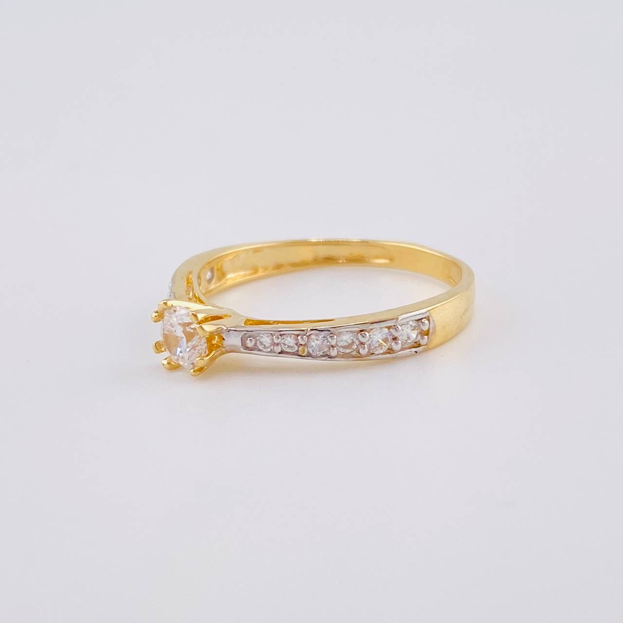 Anillo Solitario Puente Carril Descendiente 2.1 g / T7 Dos Oros Amarillo Blanco  18K