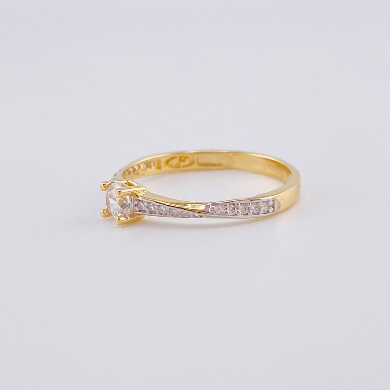 Anillo Solitario Cinta Espiral 1.9 g / T7 3/4 Dos Oros Amarillo Blanco 18K