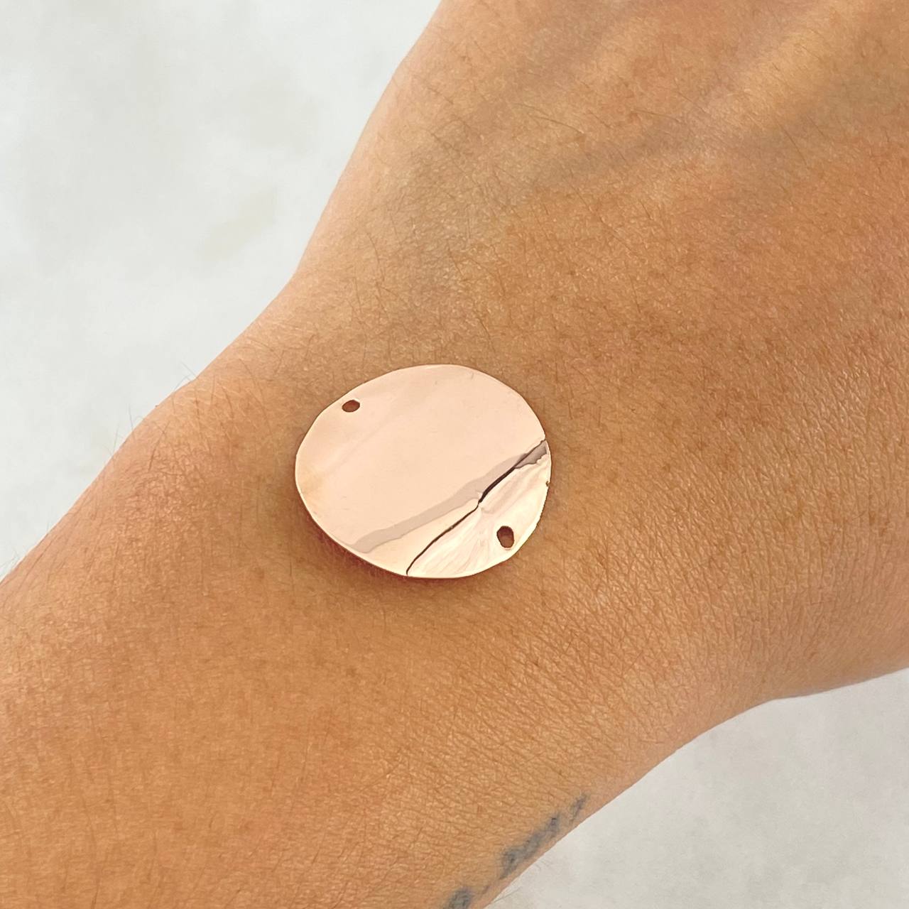 Herraje Placa Circular Curva 1.45gr / 2.1cm / Lisa Oro Rosa 18K ©