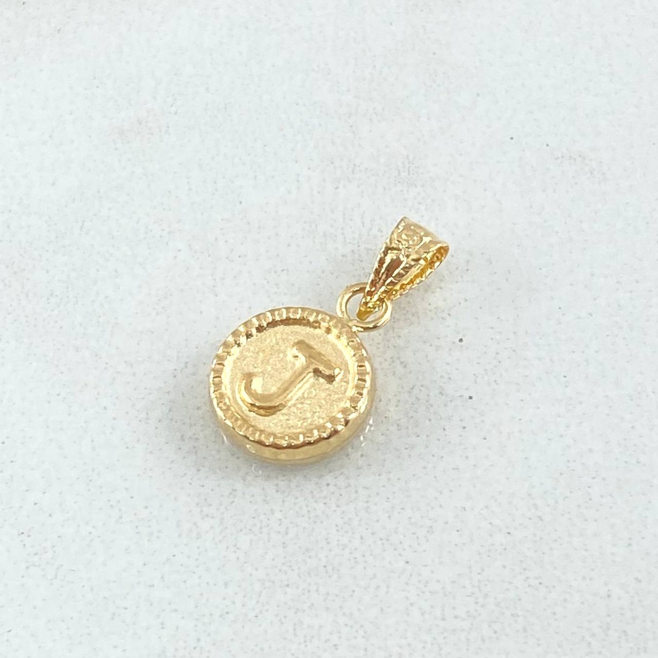 Dije Letra J 0.4gr / 1.4cm / Circulo Cargador Bordeado Oro Amarillo 18K