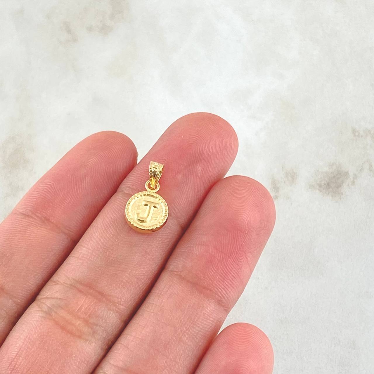 Dije Letra J 0.4gr / 1.5cm / Circulo Bordeado Oro Amarillo 18K ©