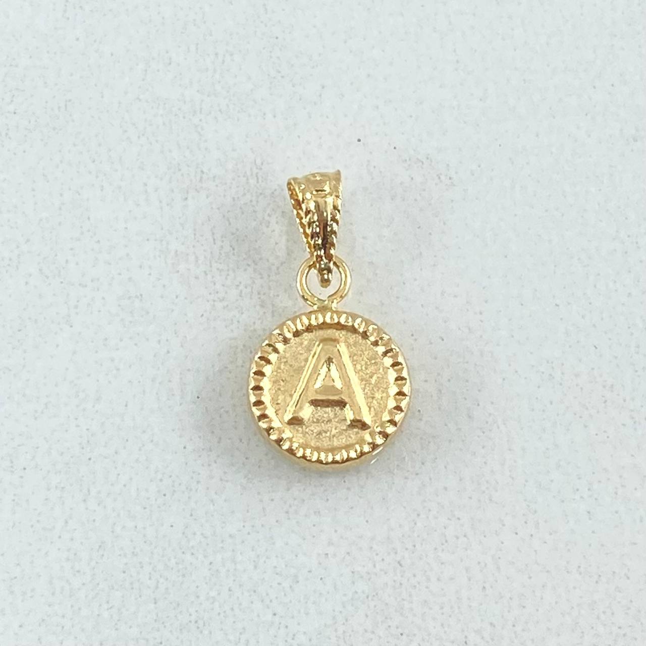 Dije Letra A Marco Bordeado 0.55g / 1.7cm Oro Amarillo 18K