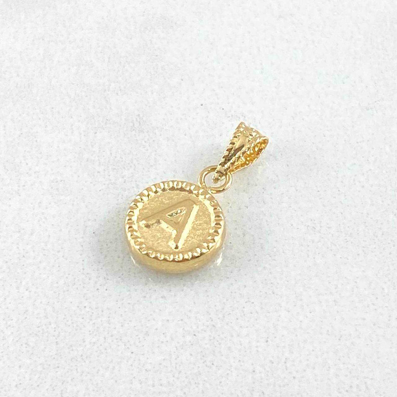 Dije Letra A 0.4gr / 1.5cm-Mate-Bordeado Oro Amarillo 18K ©