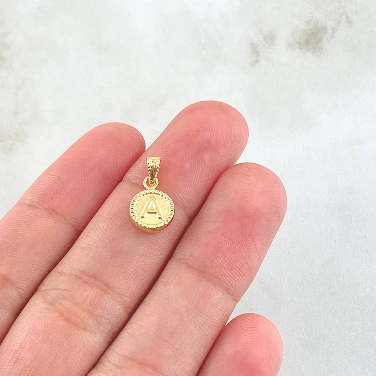 Dije Letra A Marco Bordeado 0.55g / 1.7cm Oro Amarillo 18K