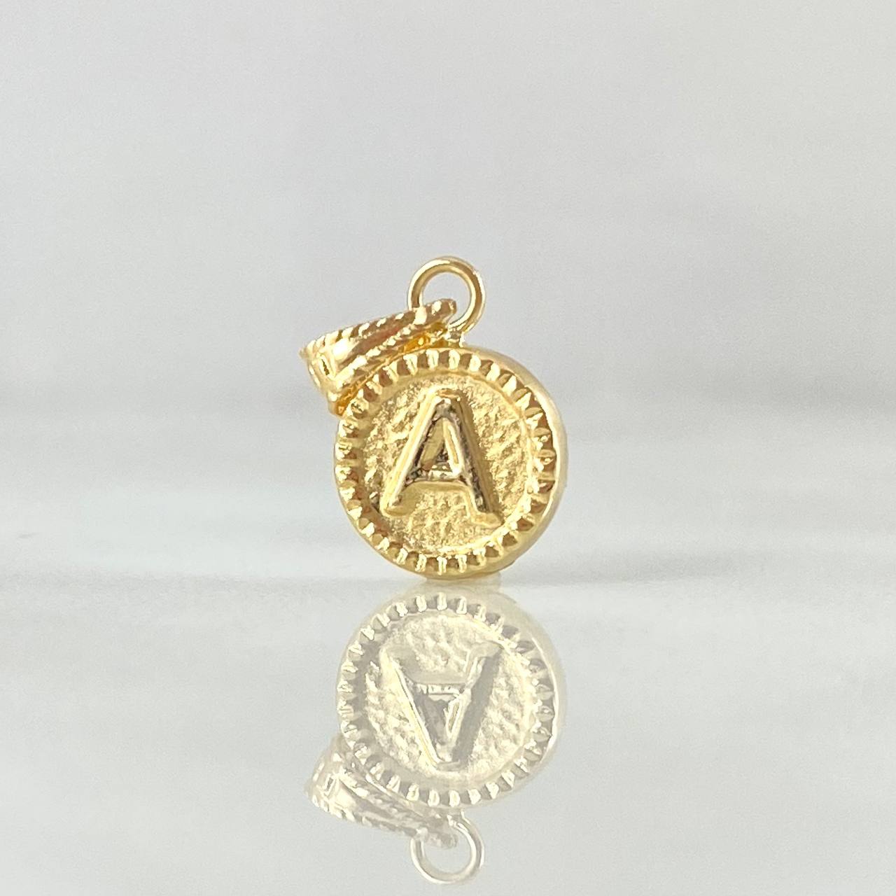 Dije Letra A Marco Bordeado 0.55g / 1.7cm Oro Amarillo 18K