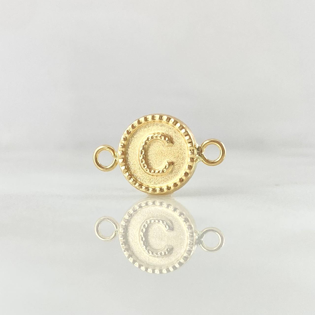 Herraje Letra C 0.4gr / 1.5cm / Bordeado Oro Amarillo 18K *