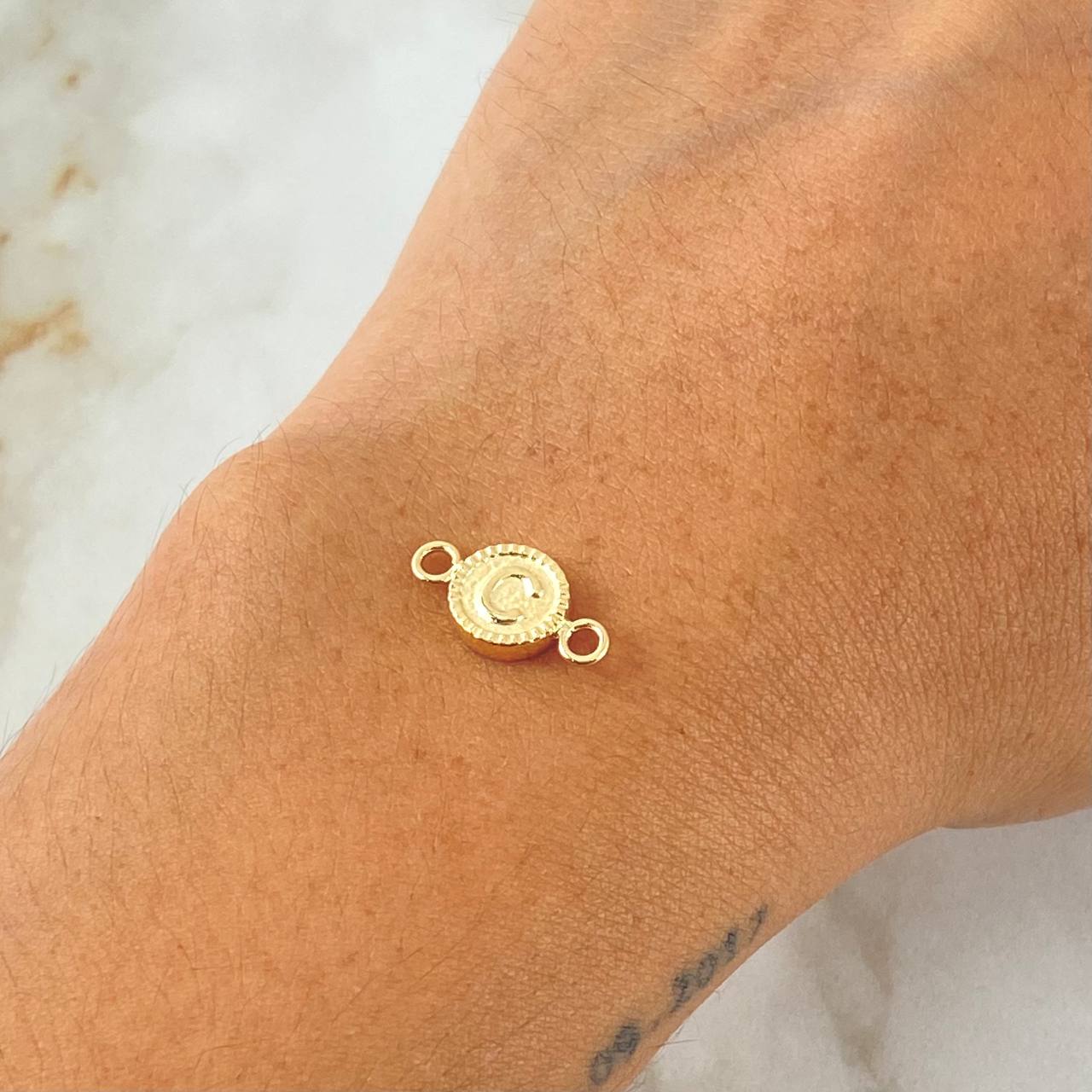 Herraje Letra C 0.45gr / 1.5cm / Circulo Bordeado Oro Amarillo 18K ©